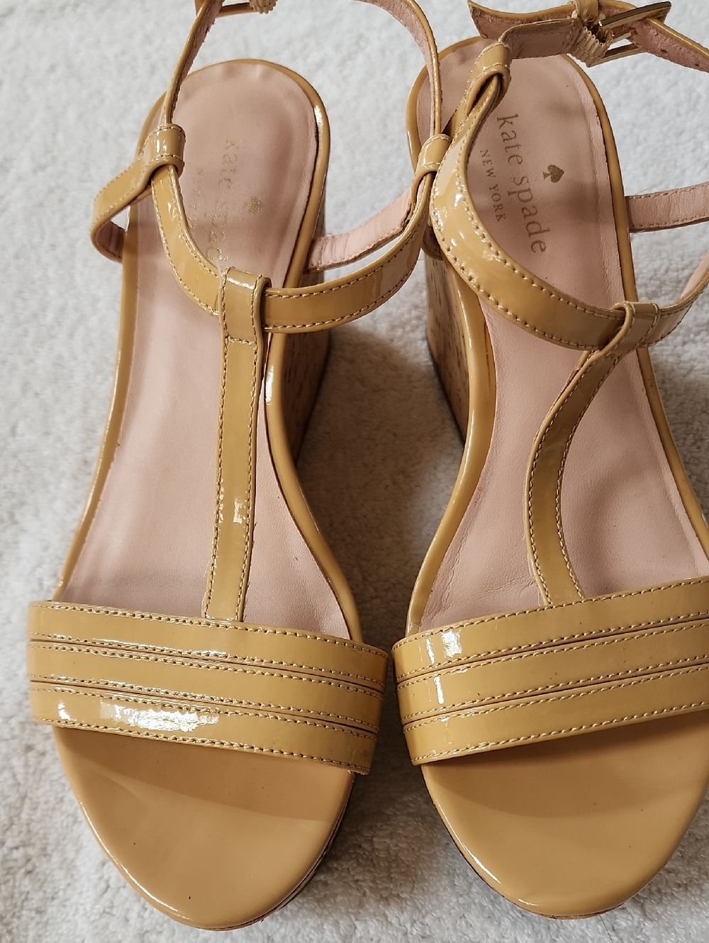 kate spade Women's Beige Patent T-Strap Wedge Sandals Size 7 Preowned